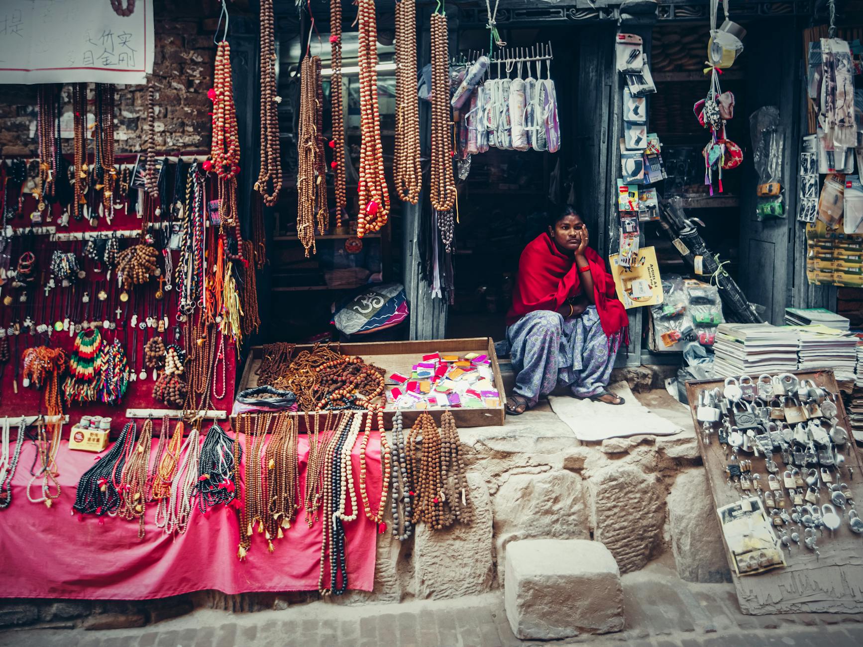 Stoisko z ręcznie robioną biżuterią prowadzone przez sprzedawcę w stroju ludowym