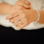 Dłoń kobiety z pierścionkiem z brylantem